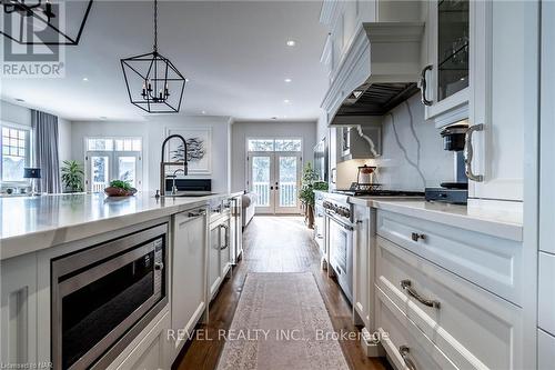 19 Newport Beach Blvd, Fort Erie, ON - Indoor Photo Showing Kitchen With Upgraded Kitchen