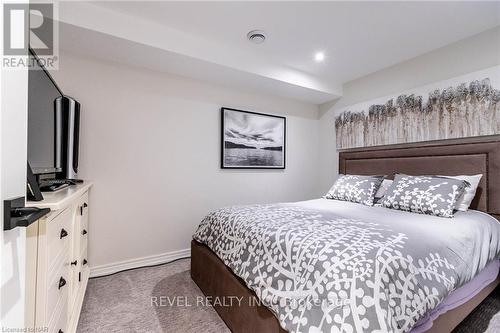 19 Newport Beach Blvd, Fort Erie, ON - Indoor Photo Showing Bedroom