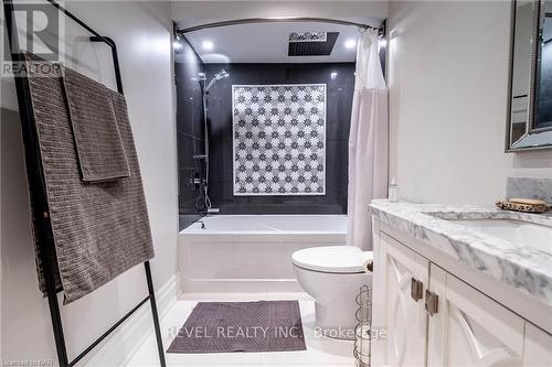 19 Newport Beach Blvd, Fort Erie, ON - Indoor Photo Showing Bathroom