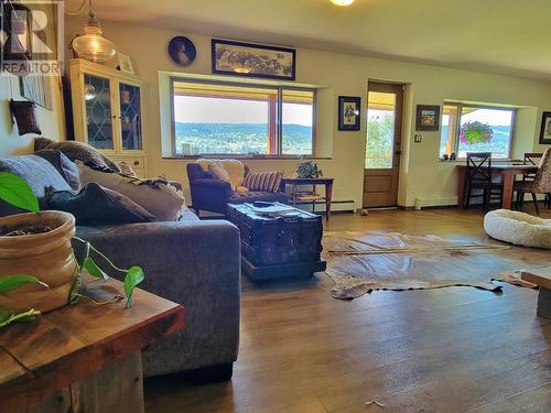 1513 S Cariboo 97 Highway, Williams Lake, BC - Indoor Photo Showing Living Room