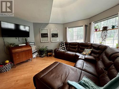 5378 Kallum Drive, 108 Mile Ranch, BC - Indoor Photo Showing Living Room