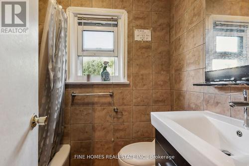 34 Walsh Ave, Toronto, ON - Indoor Photo Showing Bathroom