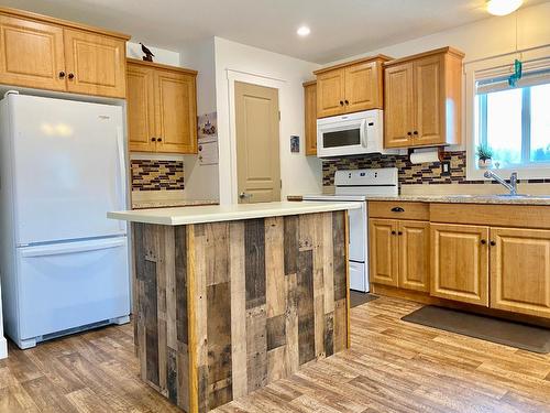 1800 Highway 3, Christina Lake, BC - Indoor Photo Showing Kitchen