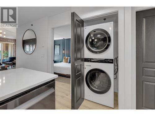 1093 Sunset Drive Unit# 401, Kelowna, BC - Indoor Photo Showing Laundry Room