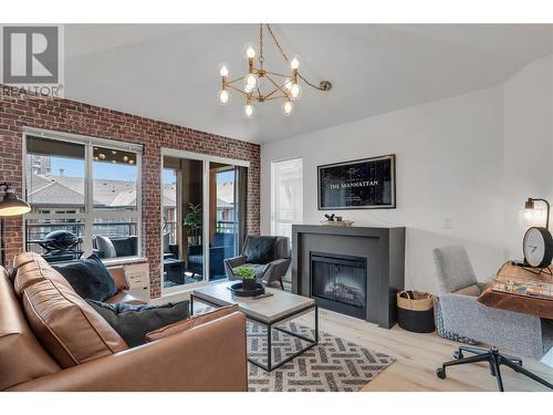 1093 Sunset Drive Unit# 401, Kelowna, BC - Indoor Photo Showing Living Room With Fireplace