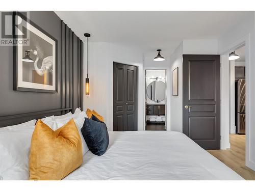 1093 Sunset Drive Unit# 401, Kelowna, BC - Indoor Photo Showing Bedroom