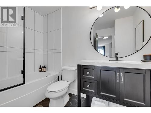 1093 Sunset Drive Unit# 401, Kelowna, BC - Indoor Photo Showing Bathroom