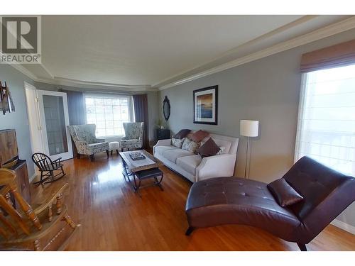 4801 13 Street Ne, Salmon Arm, BC - Indoor Photo Showing Living Room
