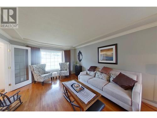 4801 13 Street Ne, Salmon Arm, BC - Indoor Photo Showing Living Room