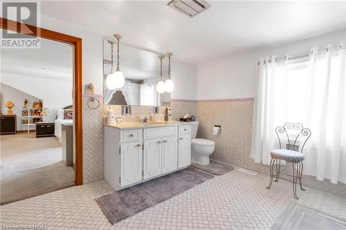 241 4Th Avenue, Hanover, ON - Indoor Photo Showing Bathroom