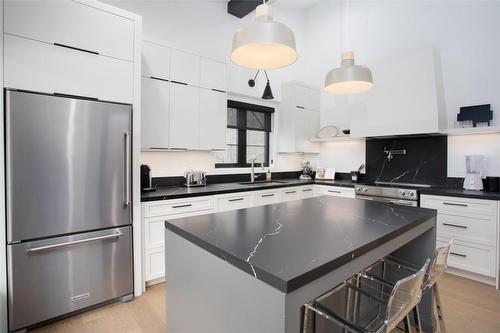 1879 Truscott Drive, Mississauga, ON - Indoor Photo Showing Kitchen With Upgraded Kitchen