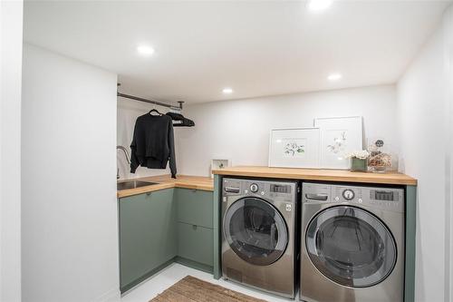 1879 Truscott Drive, Mississauga, ON - Indoor Photo Showing Laundry Room