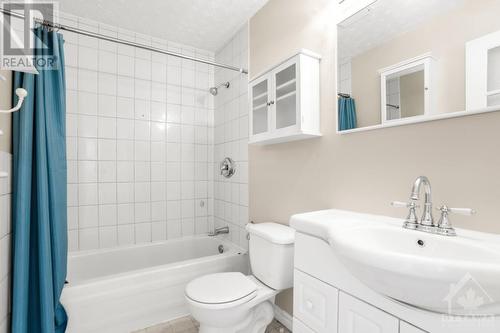 269-271 Kipling Square, Hawkesbury, ON - Indoor Photo Showing Bathroom
