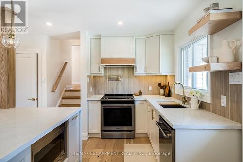 15 Little John Rd, Hamilton, ON - Indoor Photo Showing Kitchen With Upgraded Kitchen