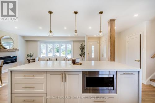 15 Little John Rd, Hamilton, ON - Indoor Photo Showing Kitchen With Upgraded Kitchen