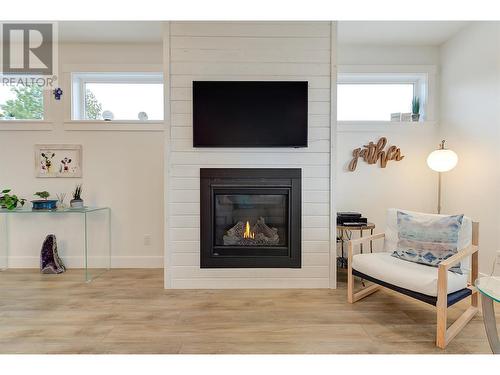 1726 Lake Vista Road, Kelowna, BC - Indoor Photo Showing Living Room With Fireplace