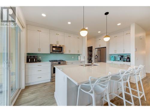 1726 Lake Vista Road, Kelowna, BC - Indoor Photo Showing Kitchen With Upgraded Kitchen