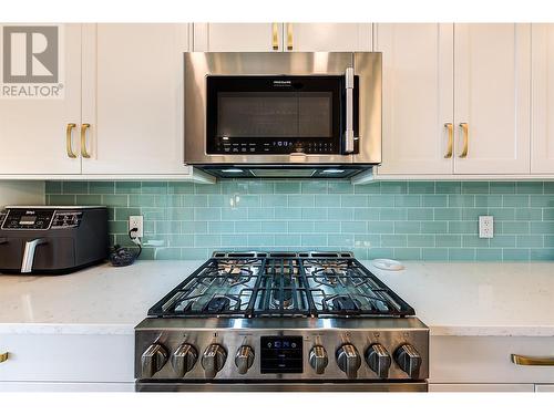 1726 Lake Vista Road, Kelowna, BC - Indoor Photo Showing Kitchen With Upgraded Kitchen