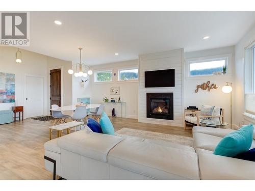 1726 Lake Vista Road, Kelowna, BC - Indoor Photo Showing Living Room With Fireplace
