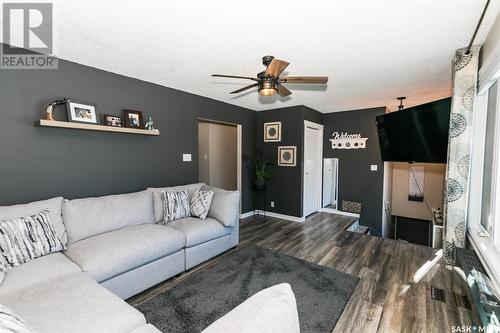 110 Atlantic Avenue, Kerrobert, SK - Indoor Photo Showing Living Room