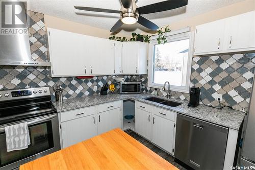 110 Atlantic Avenue, Kerrobert, SK - Indoor Photo Showing Kitchen With Double Sink With Upgraded Kitchen
