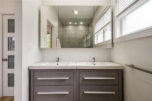 15 Arden Avenue, Hamilton, ON - Indoor Photo Showing Bathroom