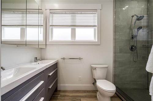 15 Arden Avenue, Hamilton, ON - Indoor Photo Showing Bathroom