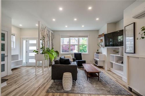 15 Arden Avenue, Hamilton, ON - Indoor Photo Showing Living Room