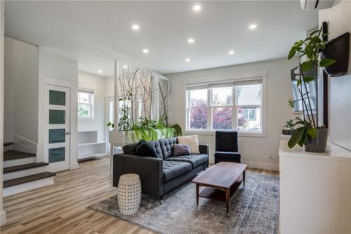 15 Arden Avenue, Hamilton, ON - Indoor Photo Showing Living Room