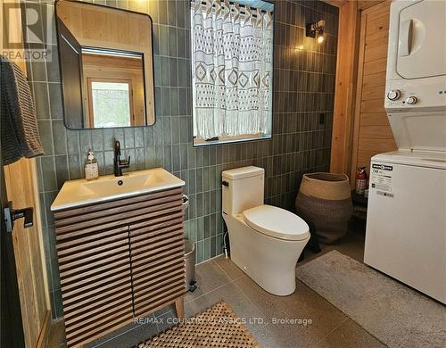 478 Lakewoods Drive, Madawaska Valley, ON - Indoor Photo Showing Laundry Room