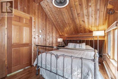 15 Pine River Crescent, Mulmur, ON - Indoor Photo Showing Bedroom