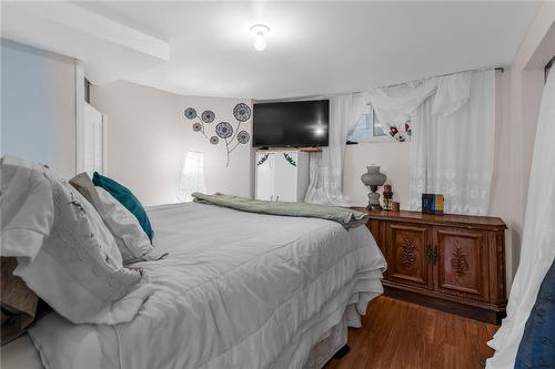 100 Kenilworth Avenue N, Hamilton, ON - Indoor Photo Showing Bedroom