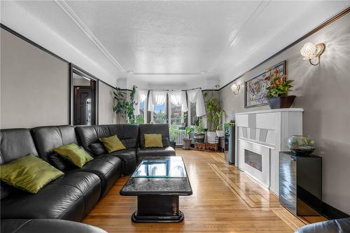 100 Kenilworth Avenue N, Hamilton, ON - Indoor Photo Showing Living Room