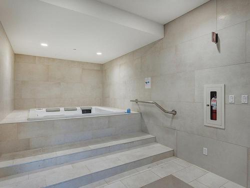 Spa - 402-1310 Boul. René-Lévesque O., Montréal (Ville-Marie), QC - Indoor Photo Showing Bathroom