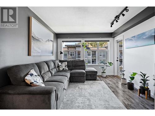 567 Yates Road Unit# 408, Kelowna, BC - Indoor Photo Showing Living Room