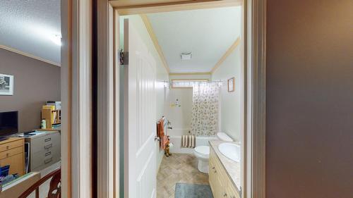 12 Pinewood Avenue Nw, Cranbrook, BC - Indoor Photo Showing Bathroom