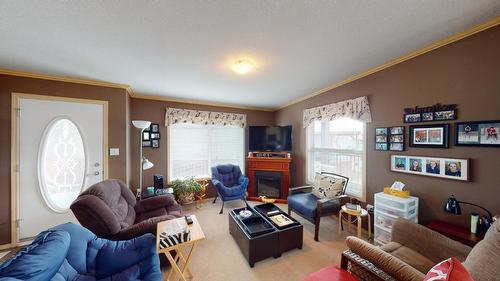 12 Pinewood Avenue Nw, Cranbrook, BC - Indoor Photo Showing Living Room