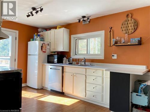 1750 8Th Avenue W, Georgian Bluffs, ON - Indoor Photo Showing Kitchen