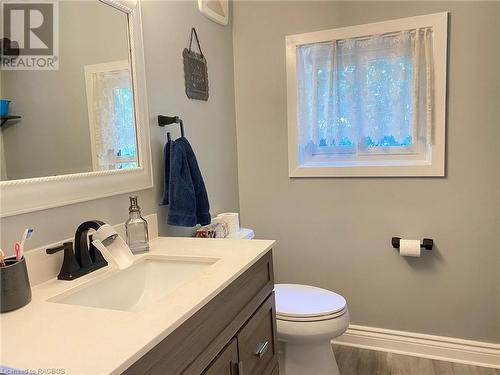 1750 8Th Avenue W, Georgian Bluffs, ON - Indoor Photo Showing Bathroom