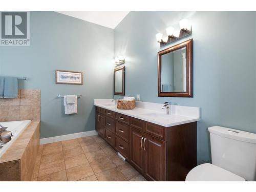 2582 St Andrews Street, Blind Bay, BC - Indoor Photo Showing Bathroom