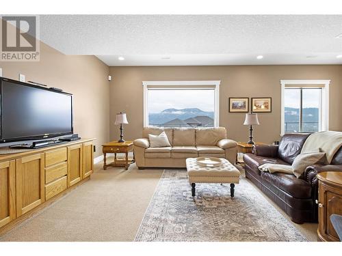 2582 St Andrews Street, Blind Bay, BC - Indoor Photo Showing Living Room