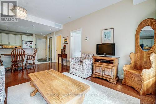 #7 -35 Green Arbour Way, Kawartha Lakes, ON - Indoor Photo Showing Living Room