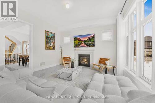 7 Ballanview Crt, Whitchurch-Stouffville, ON - Indoor Photo Showing Living Room With Fireplace