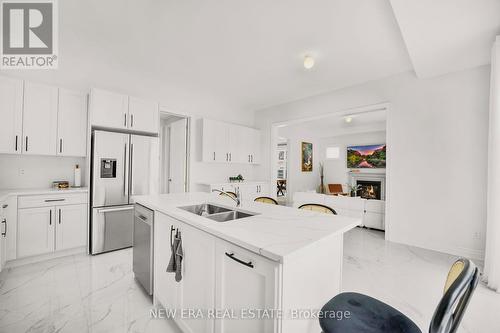 7 Ballanview Crt, Whitchurch-Stouffville, ON - Indoor Photo Showing Kitchen With Double Sink