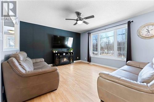 640 Jean Avenue, Pembroke, ON - Indoor Photo Showing Living Room