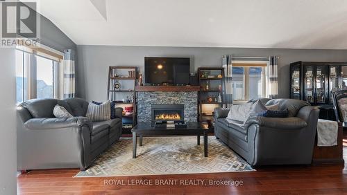 39 Irving Dr, Norwich, ON - Indoor Photo Showing Living Room With Fireplace