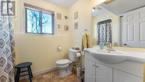 39 Irving Dr, Norwich, ON - Indoor Photo Showing Bathroom