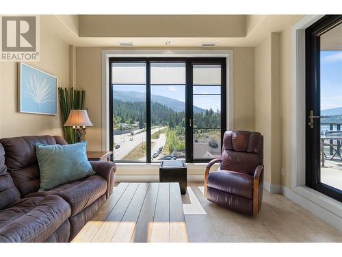 326 Mara Lake Lane Unit# 701, Sicamous, BC - Indoor Photo Showing Living Room