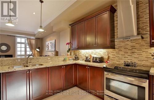 13 - 120 Bronte Road, Oakville, ON - Indoor Photo Showing Kitchen With Double Sink With Upgraded Kitchen