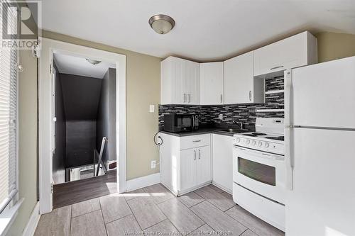 1394 Howard Avenue, Windsor, ON - Indoor Photo Showing Kitchen